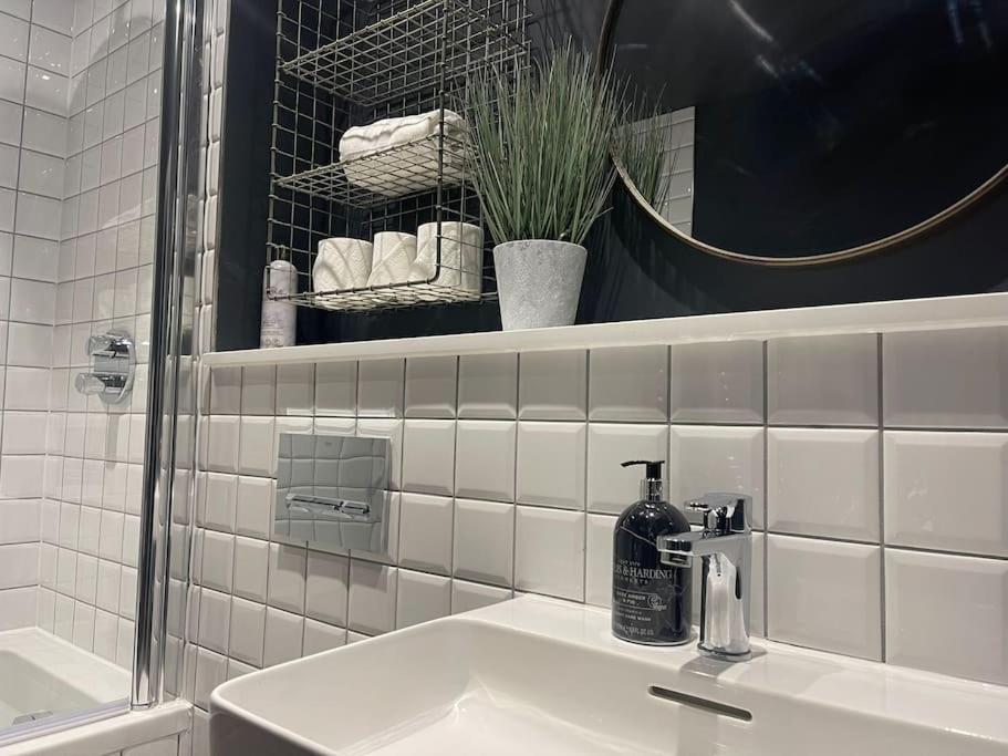 Trendy Apartment In Cardiff Free Parking エクステリア 写真