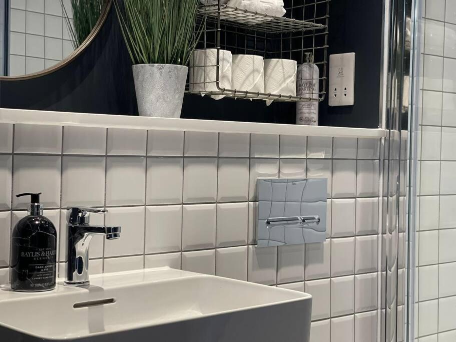 Trendy Apartment In Cardiff Free Parking エクステリア 写真